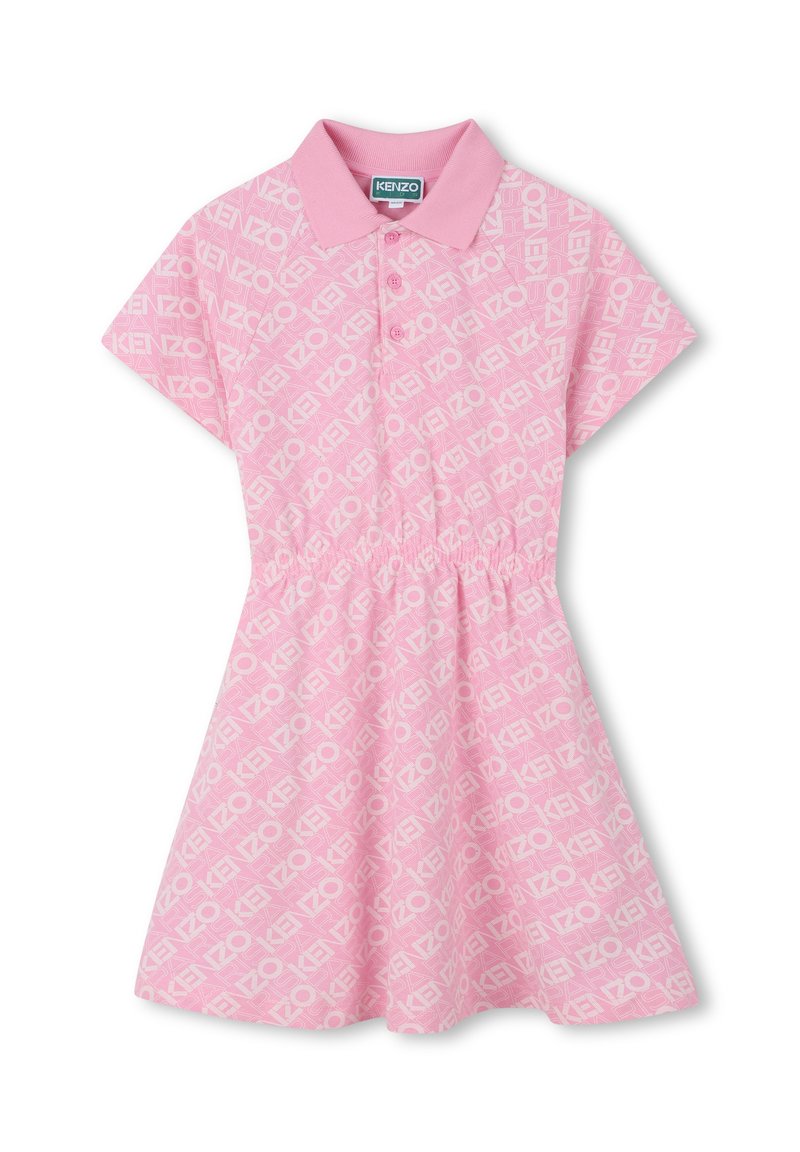 Roze polokleed met korte mouwen, voorzien van een herhaald wit logopatroon, een kraag en een elastische taille voor een getailleerde look.