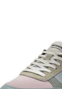 Woden Sneakers mit einem Materialmix-Design in Hellblau, zartem Rosa und grauen Wildlederelementen; weiße Schnürsenkel und Logo auf der Zunge.