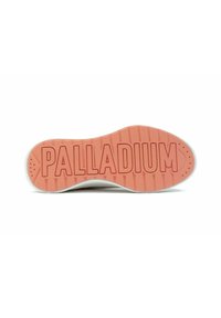 Semelle en caoutchouc de couleur pêche, avec des stries surélevées et le nom de la marque "PALLADIUM" en lettres majuscules embossées.