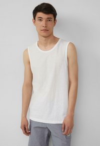 Witte mouwloze tanktop van een zachte, lichte stof met een ronde halslijn. Kenmerkt zich door een subtiele textuur en een relaxte pasvorm.