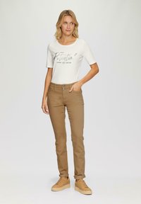 s.Oliver Vaqueros slim fit - sandfarben