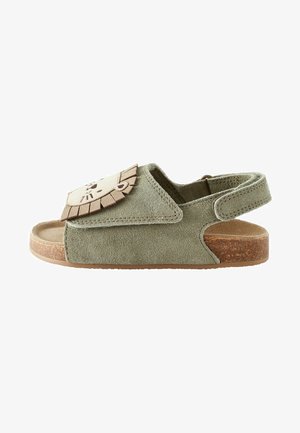 Groene suede sandalen met een lion-vormige decoratieve accent, open achterkant, textuur kurken zool en verstelbare band voor een veilige pasvorm.