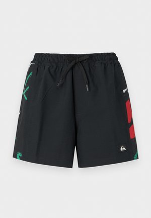 Zwarte zwemshorts met elastische tailleband en trekkoord, met rode en groene abstracte prints aan de zijkanten en een klein logo patch vooraan rechts.