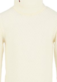 Pull en maille crème à col roulé avec un motif texturé délicat et un petit détail de cœur rouge près du col.