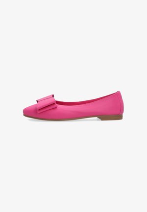 Roze damesplatte schoen met lage bruine zool en grote decoratieve strik aan de voorkant, zijaanzicht op een witte achtergrond.