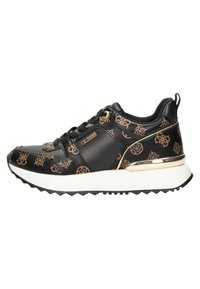 Sneaker nera con motivi logo in rilievo, pannelli in pelle liscia, accenti dorati e una suola in gomma bianca con battistrada a zigzag.