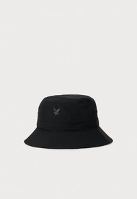 Schwarzer Bucket Hat mit breiter Krempe und kleinem dunklem Adlerlogo auf der Vorderseite, vor einem schlichten hellen Hintergrund.