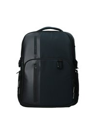 Zaino nero con una combinazione di materiali testurizzati e lisci. Presenta scomparti con zip, una maniglia superiore e cinghie laterali per un facile trasporto.