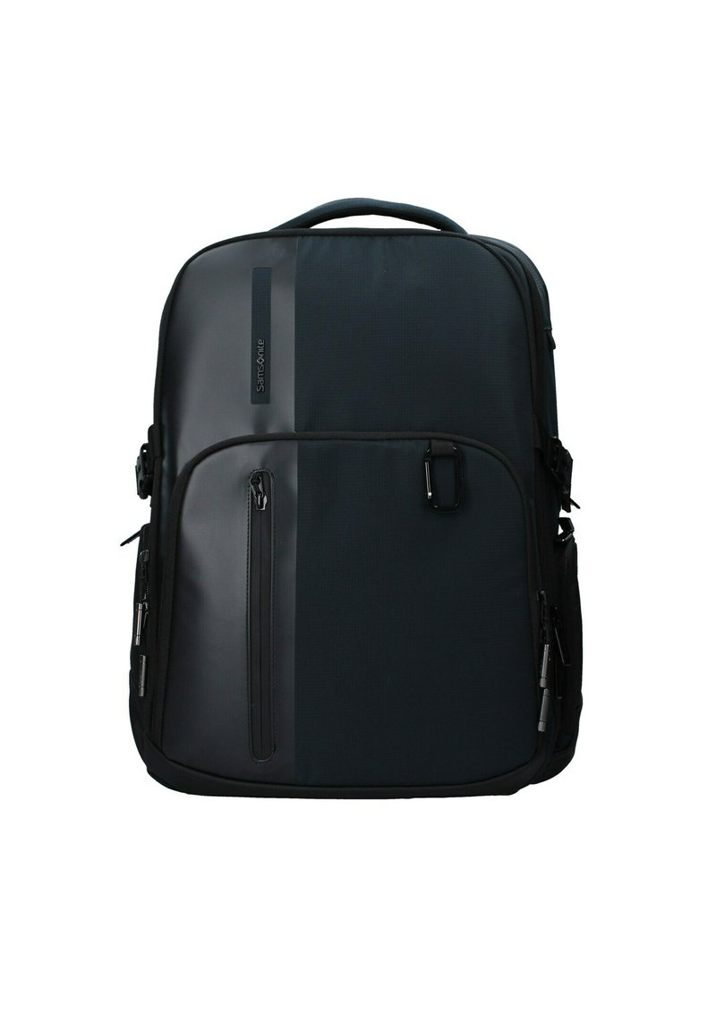 Zaino nero con una combinazione di materiali testurizzati e lisci. Presenta scomparti con zip, una maniglia superiore e cinghie laterali per un facile trasporto.