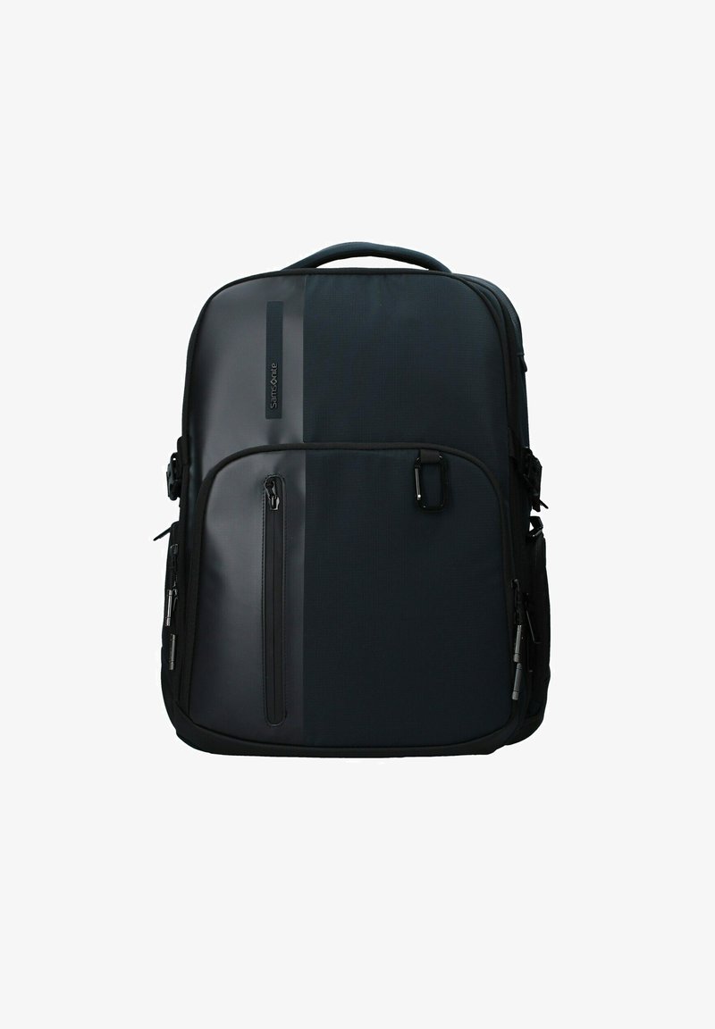 Zaino nero con una combinazione di materiali testurizzati e lisci. Presenta scomparti con zip, una maniglia superiore e cinghie laterali per un facile trasporto.