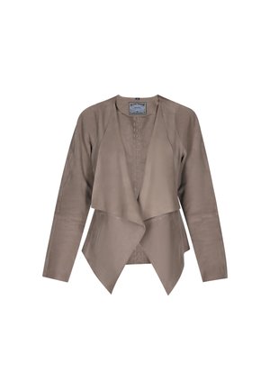 Taupe leren jasje met een gedrapeerde voorkant, lange mouwen en een gelaagd ontwerp. Kenmerkend is een rij decoratieve stiksels aan de voorkant.