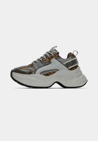 Αθλητικά παπούτσια με χοντρή γκρι σόλα και συνδυασμό animal print, γκρι διχτυωτού υφάσματος και μαύρες λεπτομέρειες. Διαθέτουν κορδόνια και θηλιά στο πίσω μέρος.