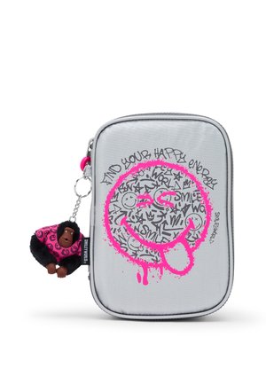 Kleine grijze rechthoekige etui met roze graffiti smiley en zwarte krabbels, bevestigd aan een zwart-roze gorilla sleutelhanger.
