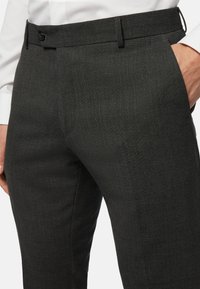 Sive hlače s krojem po meri iz strukturirane tkanine, z ravnim krojem, sprednjimi žepi in gumbom za zapiranje v pasu.