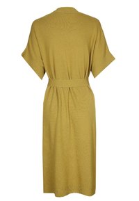 Senapsgul stickad klänning med korta ärmar, ett bälte i midjan och en avslappnad passform. Bakpartiet har ett enfärgat mönster och en rak fåll.