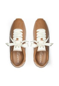 Baskets en cuir marron avec des lacets blancs, bout arrondi, languette rembourrée et détail de logo sur le côté. Texture lisse et design moderne.