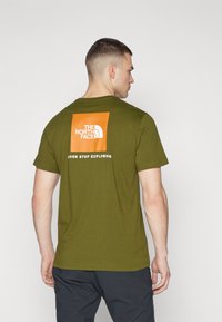 The North Face M SS BOX NSE TEE - T-shirts print - forest olive/desert rust