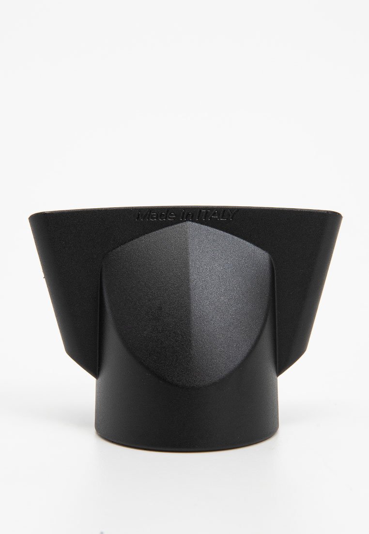 Czarny plastikowy produkt o stożkowatym kształcie, ostrych krawędziach i gładkiej powierzchni. Na powierzchni widoczny napis "Wyprodukowano we Włoszech".