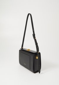 Zwarte leren handtas met een rechthoekige vorm, gouden hardware, een verstelbare schouderriem en een voorkantzak met een logo. Gladde textuur.