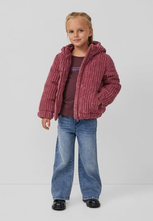 Fleecejacke in staubigem Rosa mit gerippter Textur, Kapuze und Reißverschluss, kombiniert mit einem dunklen Shirt und weiten blauen Jeans. Schwarze Schuhe.