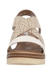 Sandale légère avec un dessus tissé beige et des accents en cuir blanc. Conception ouverte à l'avant, semelle intérieure rembourrée et semelle texturée marron. Taille 37.