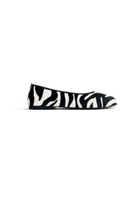 Zapatos planos en blanco y negro con diseño de impresión de cebra, hechos de tela texturizada, con punta redondeada y suela de perfil bajo.