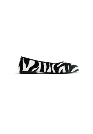 Chaussures plates noir et blanc avec un motif zèbre, fabriquées en tissu texturé, présentant un bout arrondi et une semelle basse.