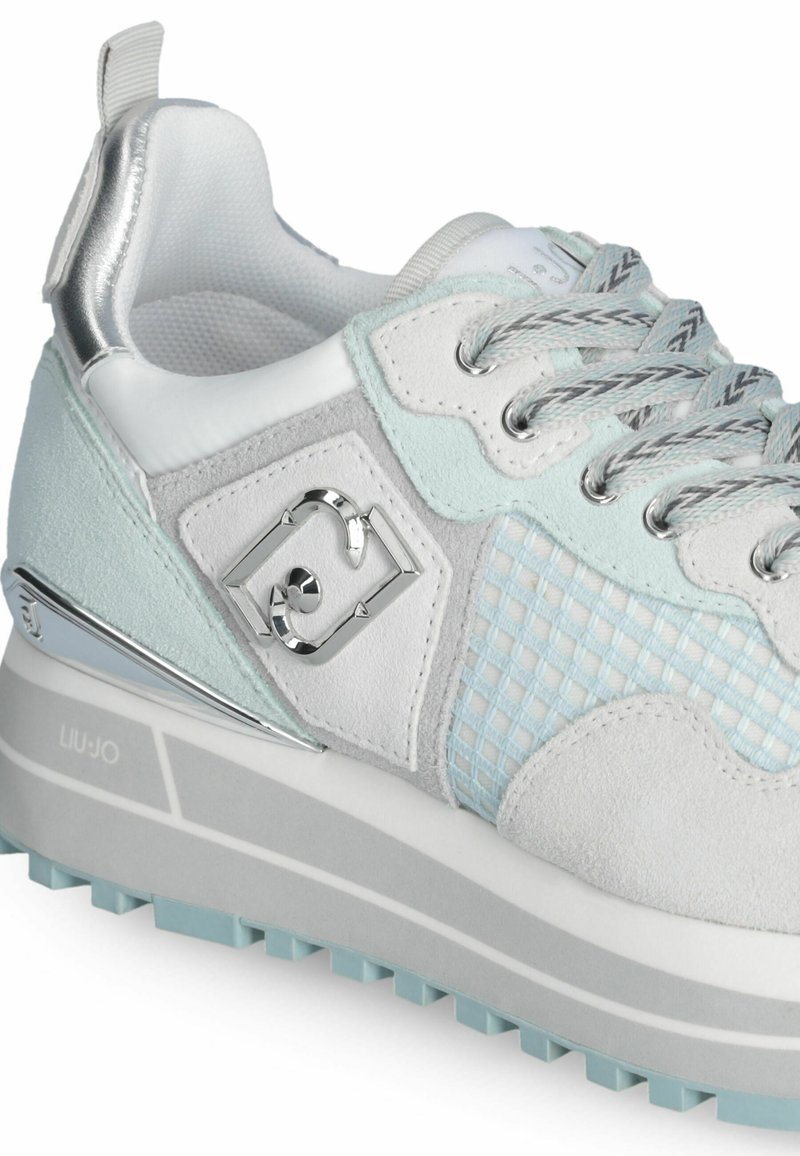 Białe i jasnoniebieskie sneakersy z zamszu, siateczki i metalicznymi akcentami. Posiadają podniesioną podeszwę oraz wzór siatki po boku.