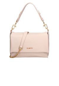 Sac à main en cuir rose clair avec un design à rabat, accents en métal doré et un détail en chaîne sur la bandoulière. Nom de la marque embossé à l'avant.