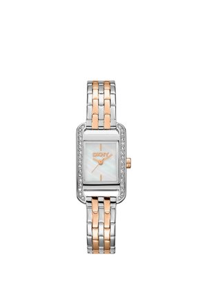 Rechthoekig zilver en roségouden schakelarmbandhorloge met kristallen accenten en parelmoeren wijzerplaat met DKNY-logo en drie wijzers.