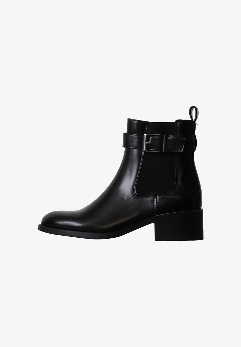 Bottine en cuir noir avec petit talon bloc, panneau élastique latéral et bride décorative avec boucle autour de la cheville.
