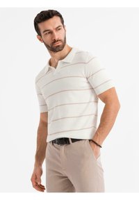 Bílá polo košile s krátkým rukávem a světle růžovými vodorovnými pruhy, měkká textura, zapínání na dva knoflíky a malé logo na hrudi.