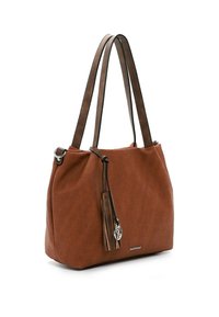Sac fourre-tout en cuir marron avec double anse, pompon décoratif et petit pendentif logo argenté à l'avant sur fond blanc.