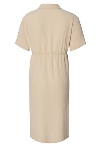 Beżowa sukienka z krótkim rękawem, z kołnierzykiem, zebrana w talii, o długości do kolan. Wykonana z teksturowanej tkaniny. Widok z tyłu ukazuje gładkie szwy i dół.