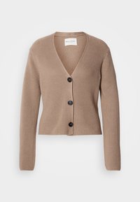 Cardigan tricoté marron clair à manches longues, trois boutons noirs sur le devant et col en V.