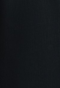 Schwarzer Stoff mit glatter Textur und leichtem Glanz, der eine einheitliche, solide Farbe aufweist, ohne sichtbare Muster oder Verzierungen.