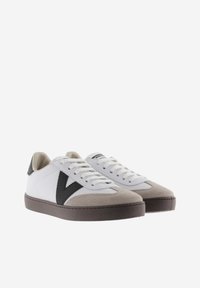 Vita sneakers i vitt med svart V-logga, grå mocka tåhätta och mörk gummisula. Har vita snören och en lågtoppad design.