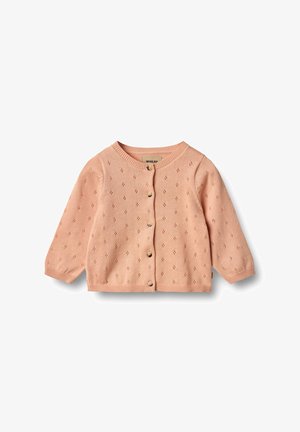 Svetlo roza pletena cardigan s okroglim ovratnikom, dolgimi rokavi in majhnimi gumbi. Ima luknjičast vzorec po celotni tkanini.