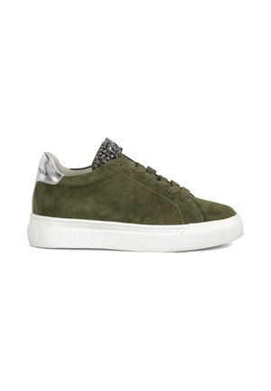 Zapatillas de ante verde con acentos plateados y un cuello texturizado y adornado. Presentan una suela de goma blanca y un diseño tradicional con cordones.