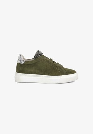 Zapatillas de ante verde con acentos plateados y un cuello texturizado y adornado. Presentan una suela de goma blanca y un diseño tradicional con cordones.