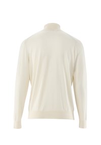 Cremfarbener langärmeliger Rollkragenpullover mit gerippten Bündchen und Saum, von hinten vor einem weißen Hintergrund gezeigt.