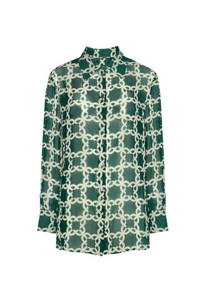 Blusa verde transparente con un intrincado patrón de cadenas geométricas blancas, cierre delantero con botones, mangas largas y un cuello clásico.