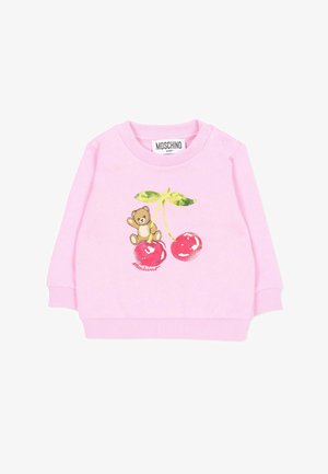 Felpa rosa per neonati con un orsacchiotto seduto su due ciliegie e foglie verdi, con l'etichetta Moschino Baby sul colletto.