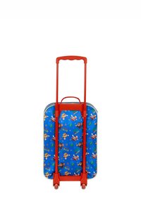 Maleta roja con ruedas, fabricada en un tejido azul con estampado de personajes de dibujos animados. Superficie lisa, asa resistente y dos ruedas para facilitar su movilidad.