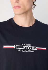 Tommy Hilfiger CHEST STRIPE TEE - T-shirt con stampa - desert sky