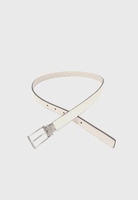 Ceinture en cuir blanc avec boucle rectangulaire en argent, trois trous de réglage et doublure intérieure à motif, présentée sur un fond clair.