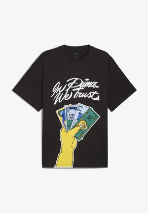 Sort bomulds t-shirt med et gult tegn med en tegneseriehånd, der holder farverige pengesedler, sammen med teksten "In Puma We Trust" i hvid kursiv.