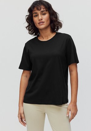 Sort kortærmet t-shirt lavet af glat stof, med rund halsudskæring og en afslappet pasform. Ensartet design uden synlige mønstre.