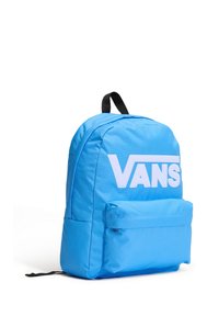 Zaino in tessuto blu con un grande logo bianco "VANS", una tasca frontale con zip e un manico superiore. Forma arrotondata con spallacci neri regolabili.