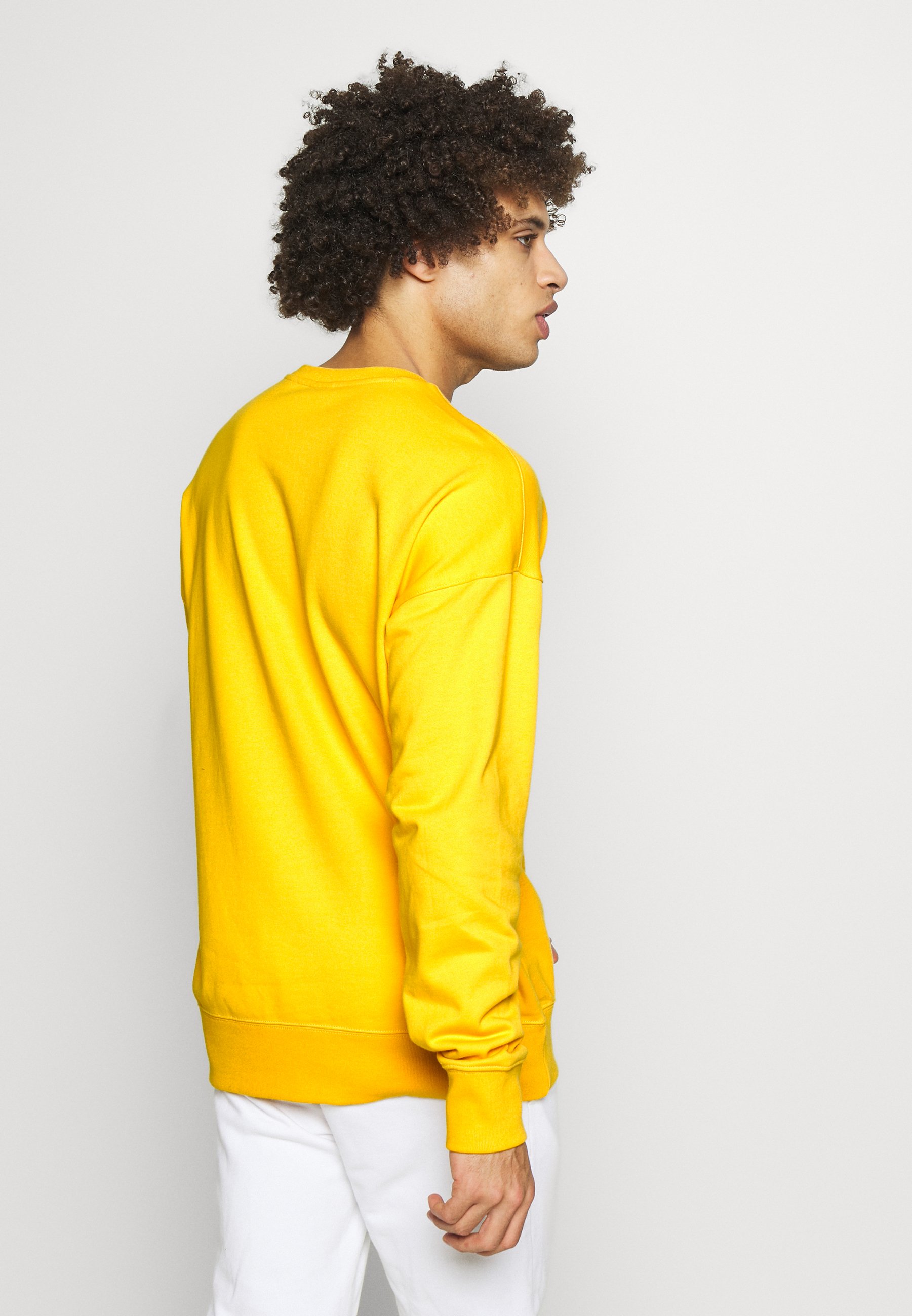 champion sweater geel pants